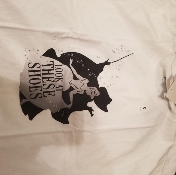 Look at these shoes t shirt uniqlo, small - Picture 1 of 1